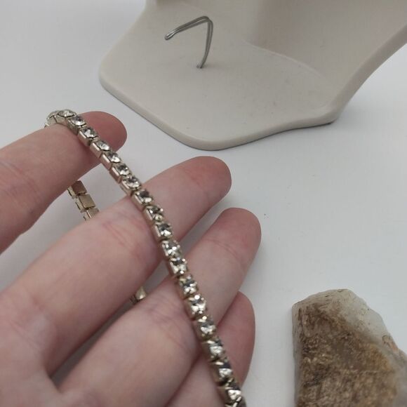 Sparkling lustrous crystal stretch bracelet - Picture 2 of 3